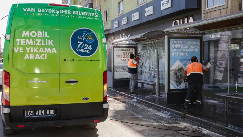 Van’daki duraklar mobil temizlik aracıyla yıkanıyor