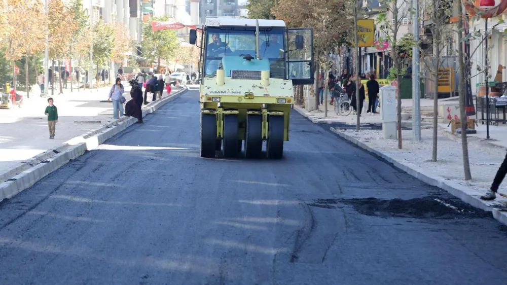 Suvaroğlu Caddesi’nde sıcak asfaltı serimi